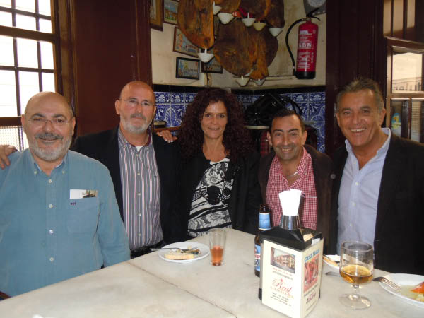 DE DERECHA A IZQUIERDA - MIGUEL, ENRIQUE Y HILDA DE RESTAURANTE CASA MIGUEL(SAN JOS) - JUAN PECINO Y JUAN YTOR