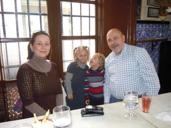 ANGELES BERNRDEZ Y JUAN YTOR CON SUS NIETOS SARA Y MANUEL