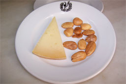 QUESO MANCHEGO CON ALMENDRAS